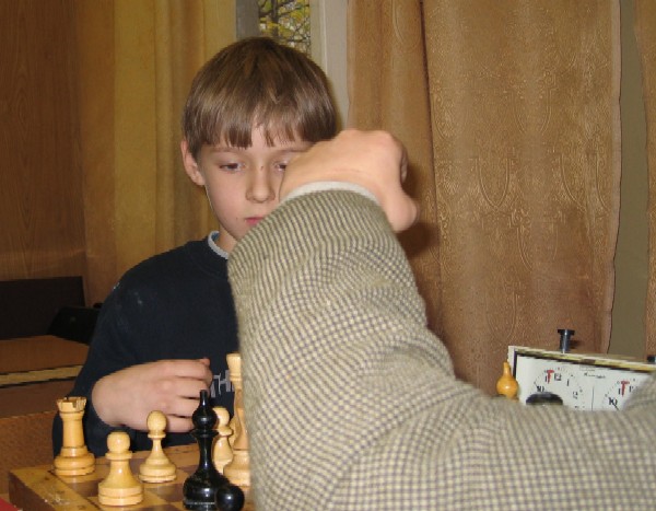 Не вздумайте подумать что это я своего внука учу шахматам